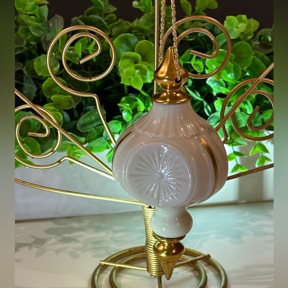 Lenox China 1984 Annual Christmas Ornament - Picture 3 of 4